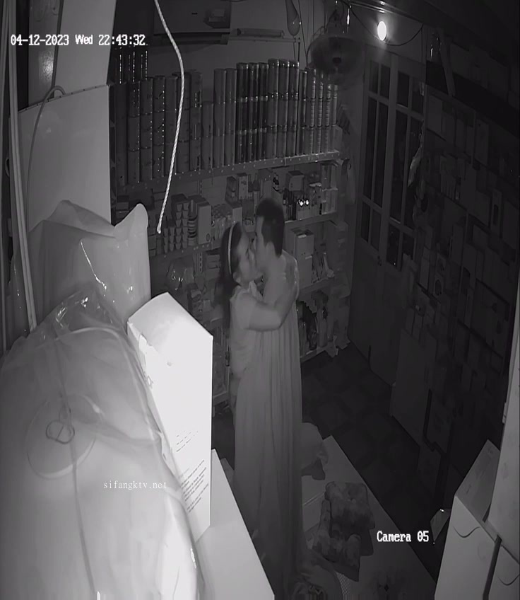 Ang pinakahuling pagtagas noong 2023 ay nagpapakita na ang mga hacker ay nag-crack ng home camera at lihim na kinukunan ang pakikipagtalik ng isang binata sa puki ng kanyang asawa habang nakatayo nang walang condom, at ang semilya ay umagos sa buong sahig