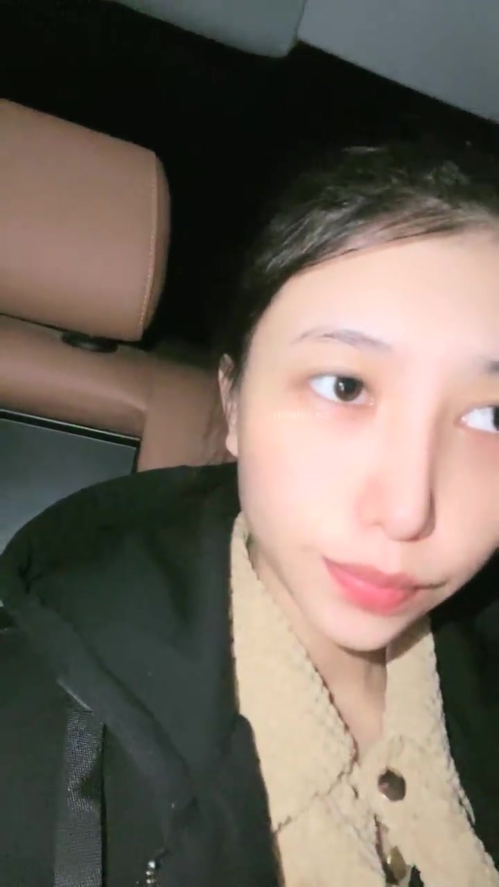 野外直播~【小尾巴】，今年最棒的戶外車震~女主很漂亮，更刺激的性愛，騷貨很容易被滿足 (4)