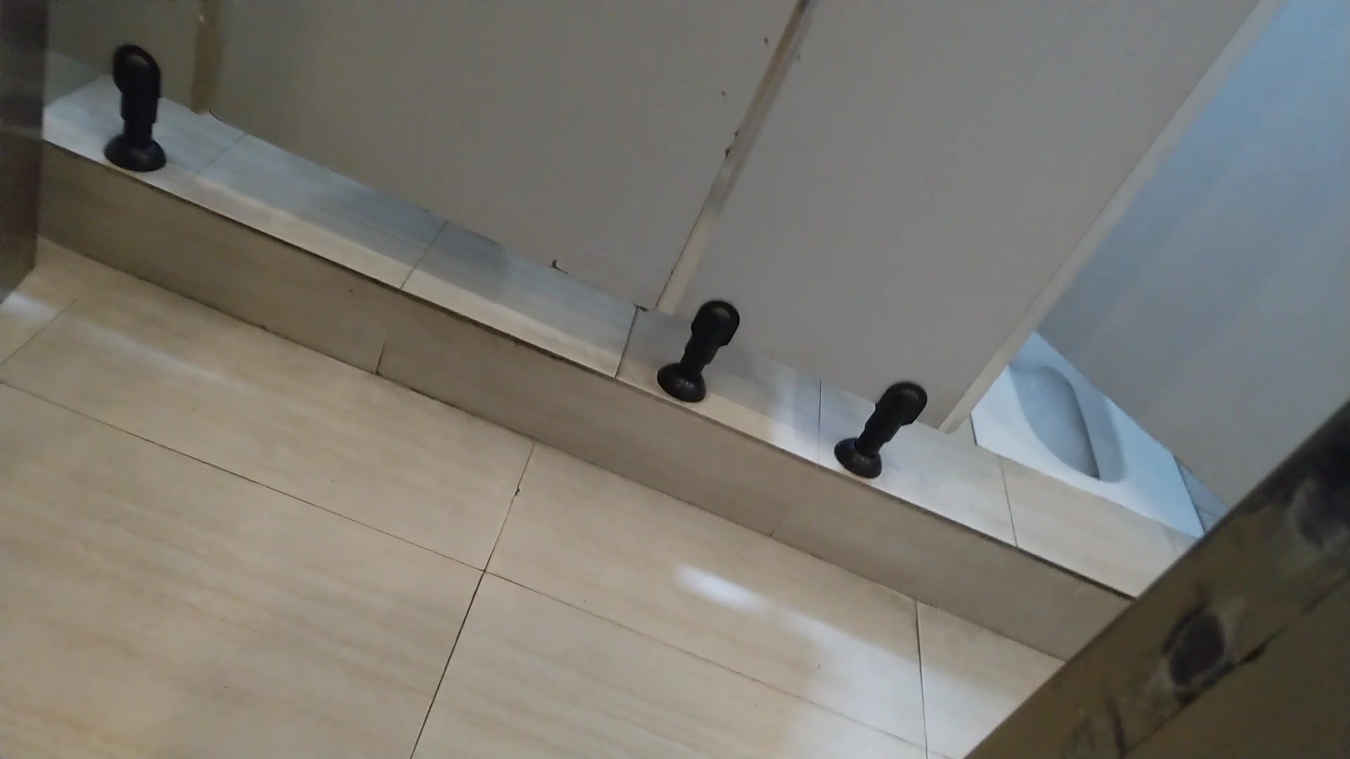 Cô bé đeo kính có vẻ ngoài ngây thơ ngồi xổm trong nhà vệ sinh nữ của rạp chiếu phim, nhưng cái lỗ nhỏ hình trái đào mềm mại màu đỏ của cô vẫn chưa được cạy ra.