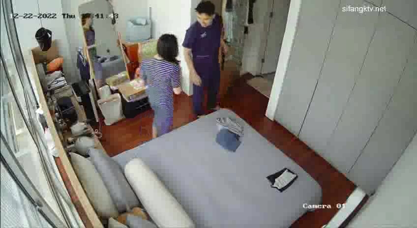 Nabasag ang home camera at palihim na kinukunan! Ang dalaga ay nag-iisa sa bahay at nagsasalsal para masolusyunan ang problema Ang kanyang asawa ay bumalik at siya ay masaya bilang isang bata.piece_part