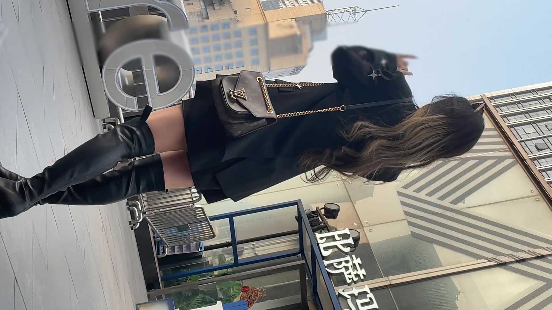 偷拍 大神街頭偷拍美女裙底風光UR級！極品氣質長筒靴女神超長時間CD -爱微社区