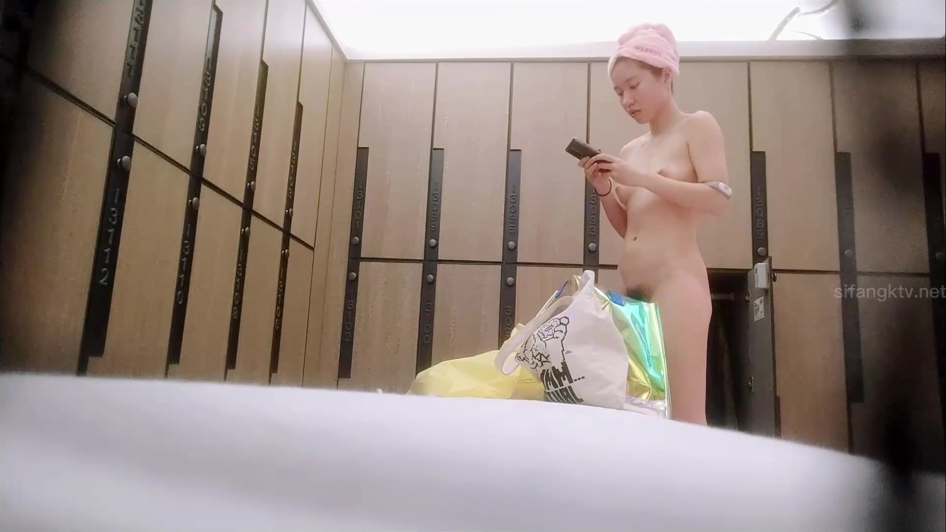 Bathhouse staff secretly filmed a number of young women taking a bath,  tired of washing to take a break the original file leaked (1)
