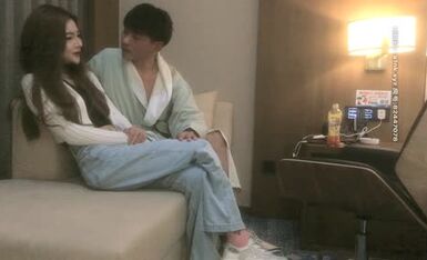 หนุ่มหล่อออกเดทกับเทพธิดาแสนสวยที่ทำศัลยกรรมและจีบเธอนานครึ่งชั่วโมงในตอนแรกหญิงสาวขัดขืน แต่ชายหนุ่มเห็นว่าเธอแค่แกล้งทำเป็นแต่ก็ต้องการเธอจริงๆ ด้วย