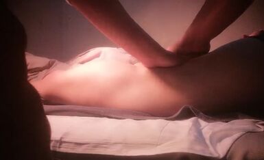 Perkhidmatan khas untuk penggambaran rahsia pelanggan wanita, perempuan murahan dengan faraj yang cantik, sangat realistik dan cantik, pukulan dekat punggungnya, urutan di atas katil urut