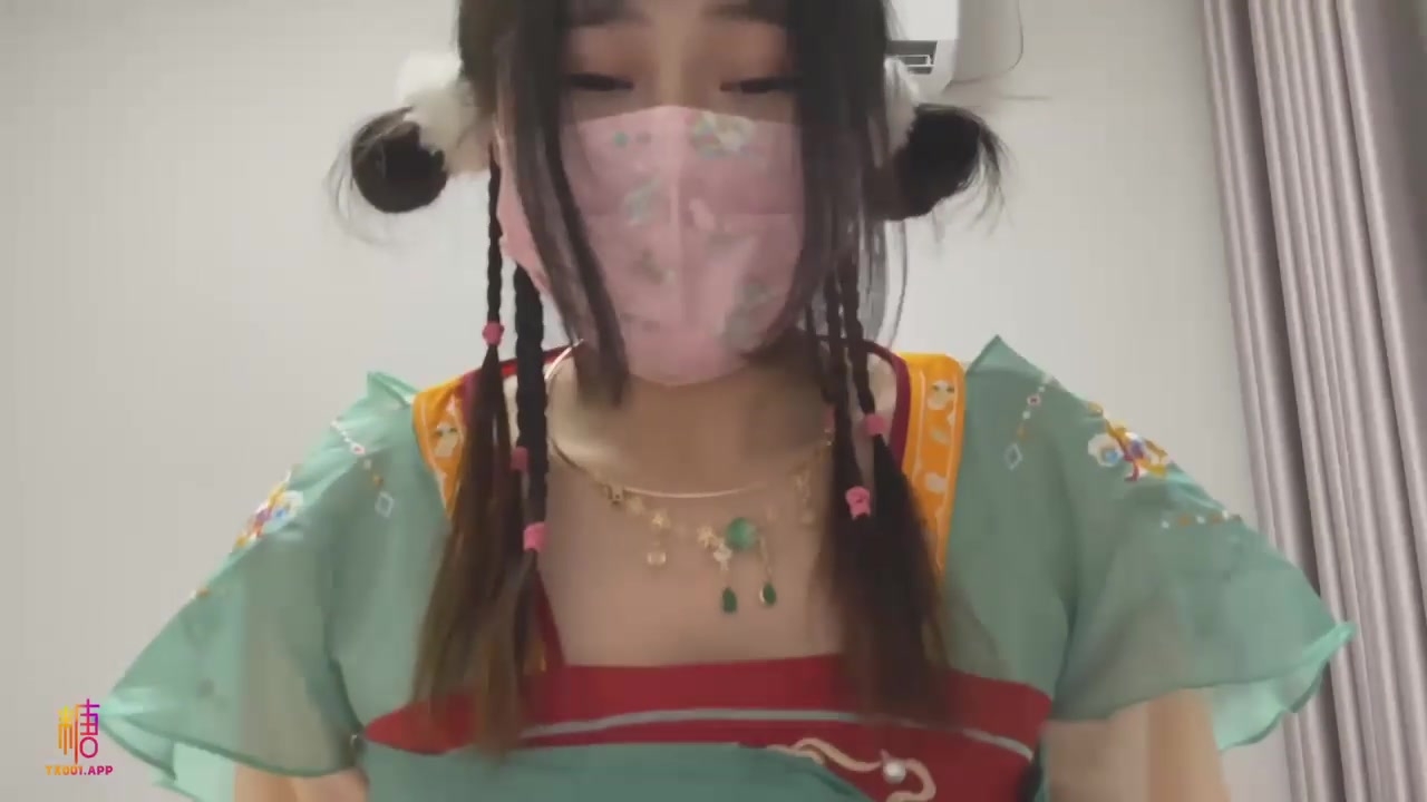 Lolita kecil berkepala bola yang comel [Sos Meow Meow] Gadis tidak matang di sebelah memakai skirt Hanfu dan mengambil inisiatif untuk menaikkan punggungnya untuk mengecilkan kemaluan ayahnya. Siapa yang tidak suka jalang kecil yang proaktif itu?