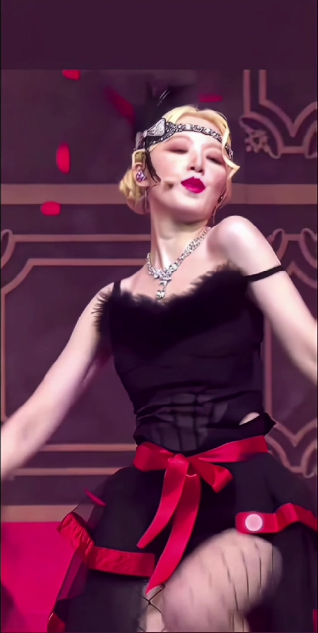 Korean girl group (G)I-DLE member @叶书华 exposed herself while dancing