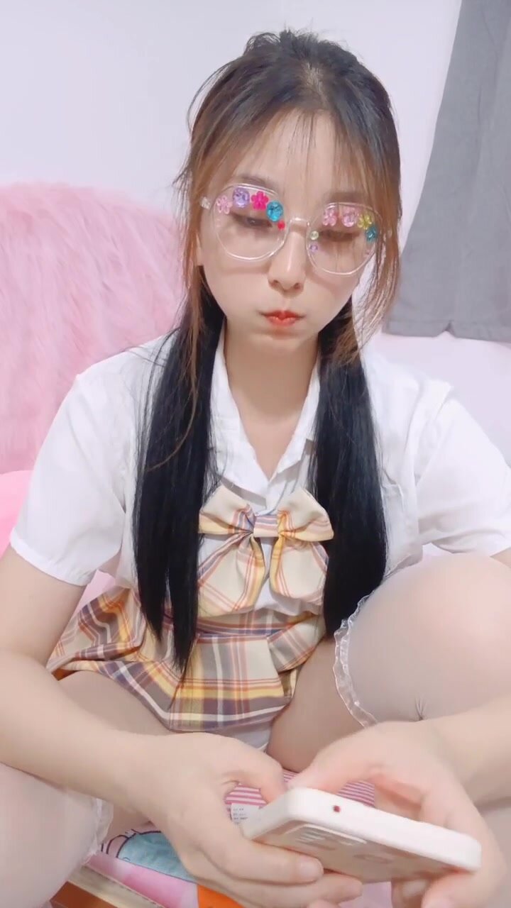 In July 2024, newcomers will go to the sea ~ [Xiaotian Licking] A school girl wearing glasses! Super beautiful breasts! I really want to lick her, the girl with glasses just enjoys watching it (3)