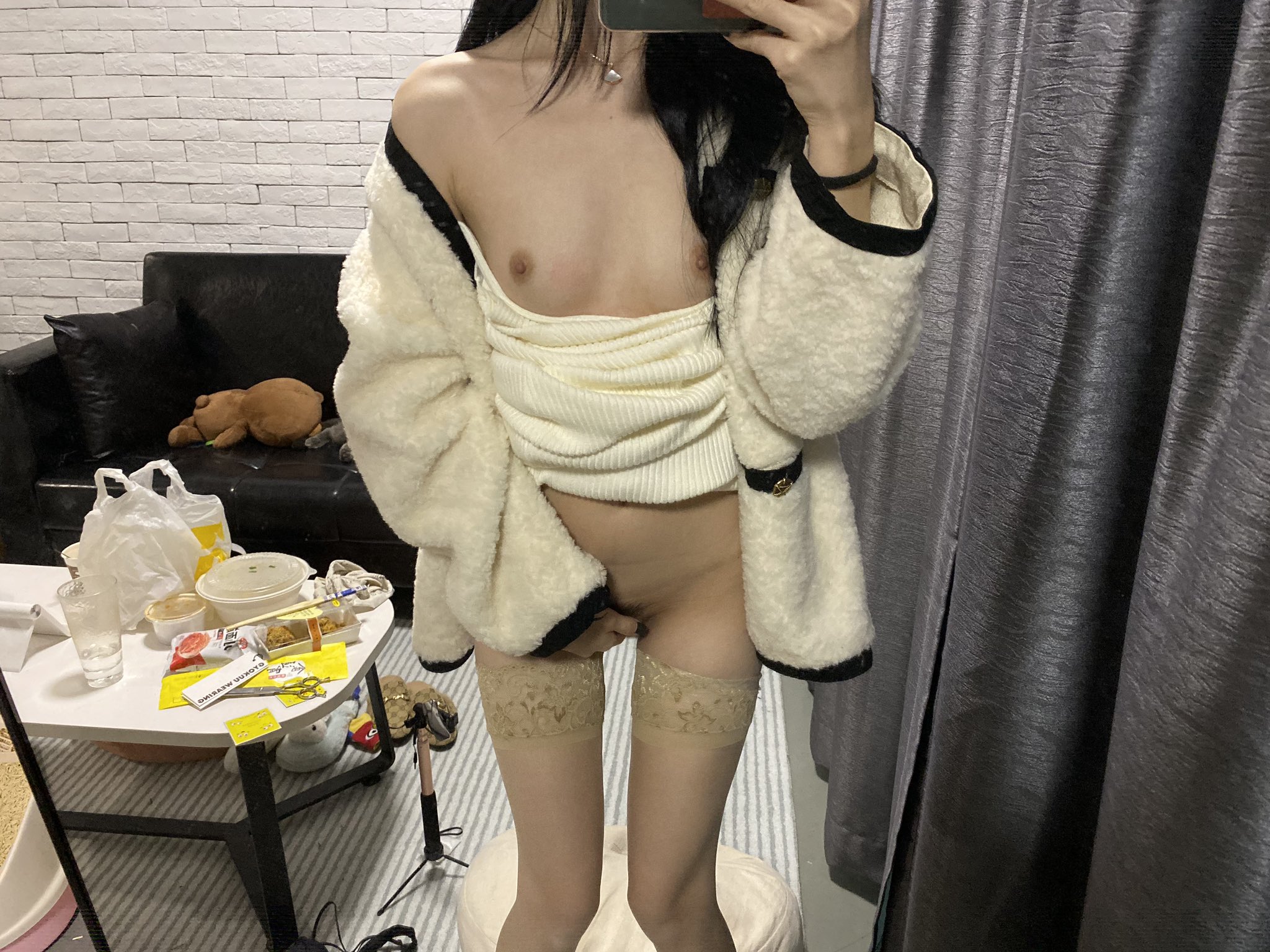 Top contrast squirting goddess! The long-legged and beautiful Twitter  celebrity [hanyx051 Han Yaqian] has a complete set of waterless views,  various crape myrtle footjob props, cocks and climax ...