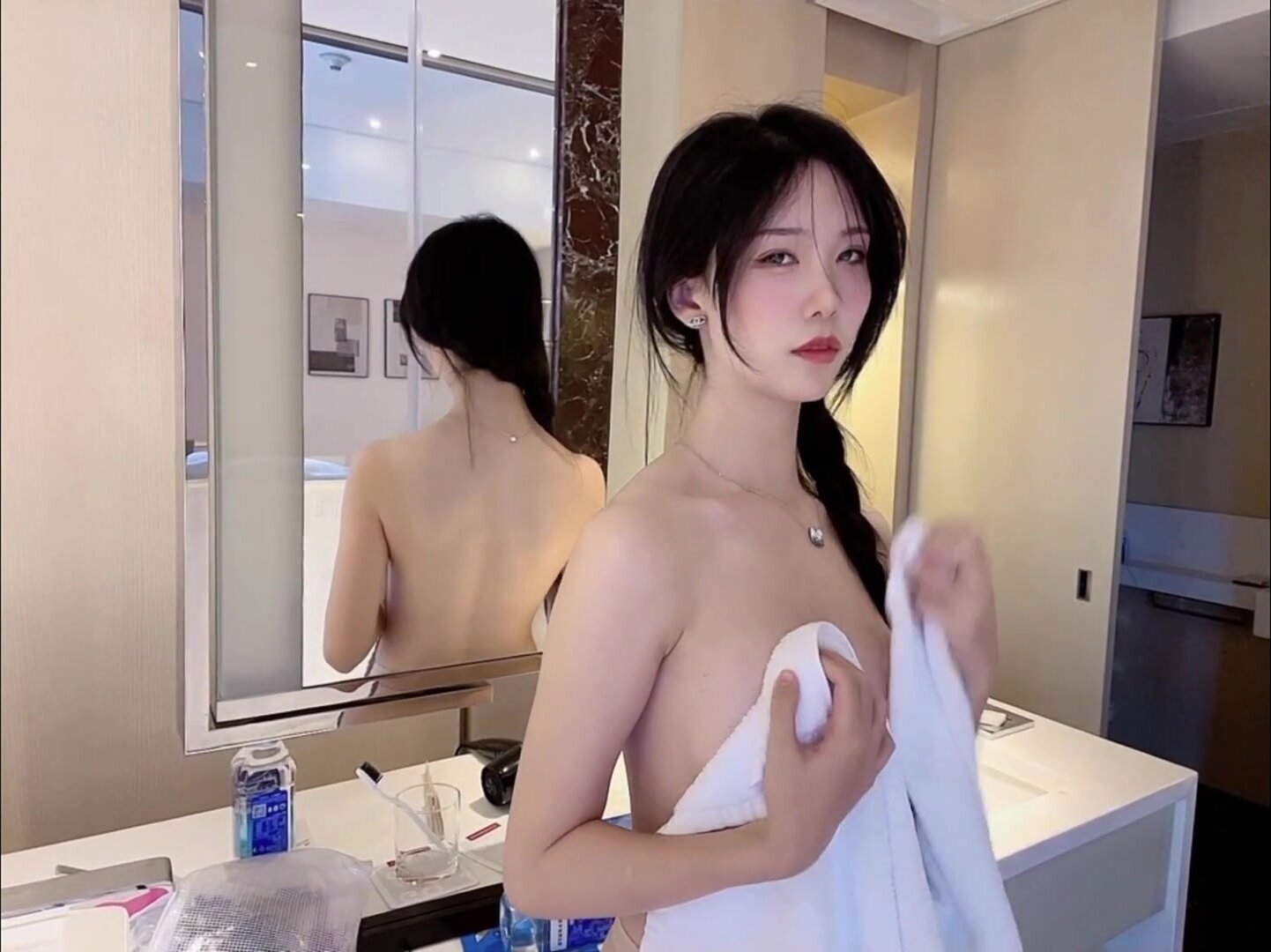 火爆高顏值網紅美女【抖娘利世】最新定製劇情《小姨子的秘密被姐夫發現》後入強操