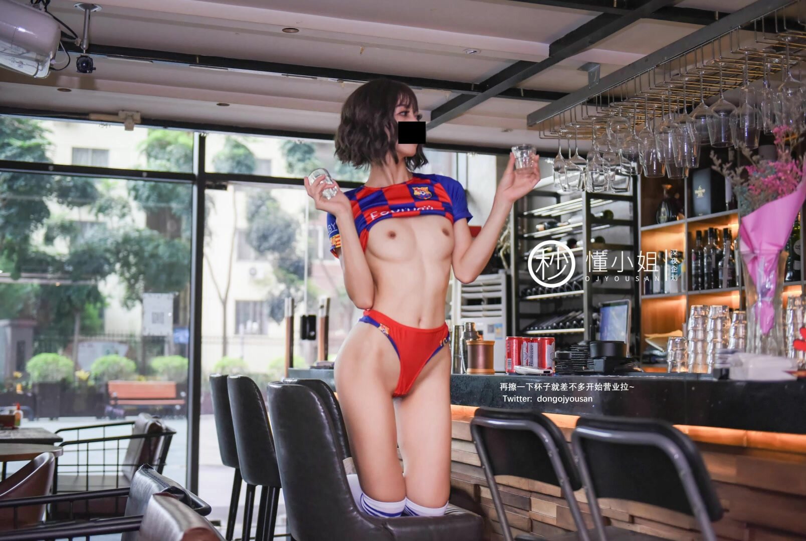 [Projek Lewat Malam] Model terbaik [Miss Understand] - Babe bola sepak seksi Piala Dunia terdedah di bar dan melepaskan tubuh menawannya untuk memikat tetamu.
