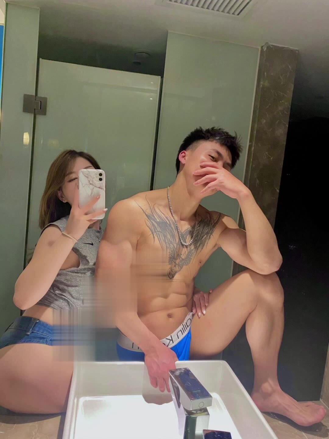 [귀양 사투리] 근육 문신이 있는 귀양의 큰 거시기를 가진 잘 생긴 남자와 그의 모델 여자 친구가 유출되었습니다. 그리고 물총 [두 번째 부분] (1)