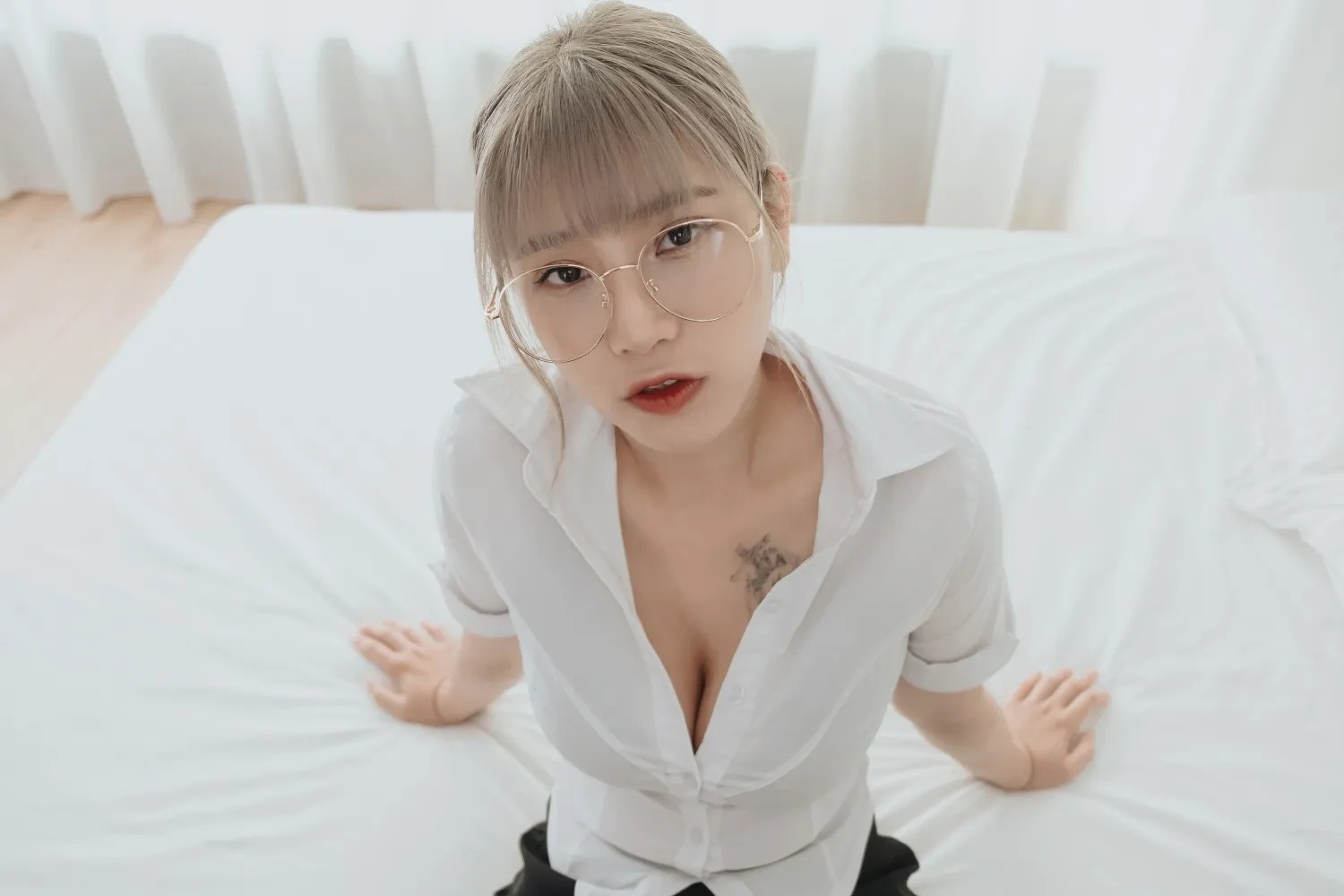 Angel Pictures AN9-024 Menemu bual pendatang baru dengan payudara besar dan cawan F Alice, seorang graduan baru-baru ini, membuka butang baju sutnya semasa temu duga dan melepaskan payudara besar cawan Fnya