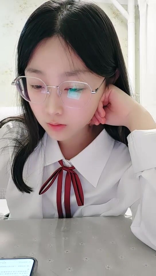 In December 2024, the new student girl [Xiaorourou] is a breath of fresh air. The contrast between the glasses and the young girl is eye-catching. She takes off her face in a large scale with her first love style and pure lust! (2)