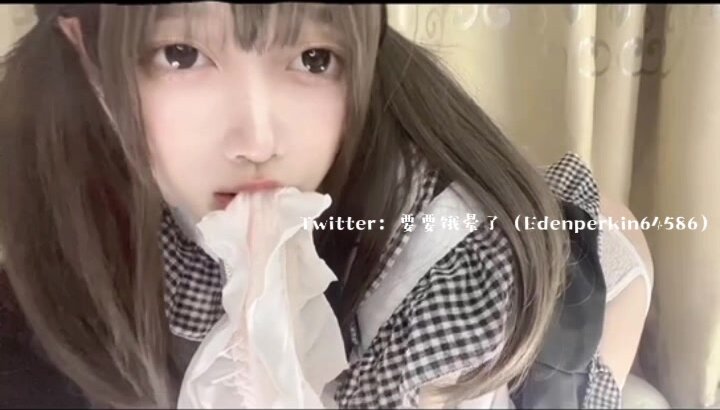 【玉足萝莉风嫩妹】，可爱双马尾，露脸小美女【要要饿晕了】推特福利，自慰口交足交，性爱，小母狗属性拉满(4)