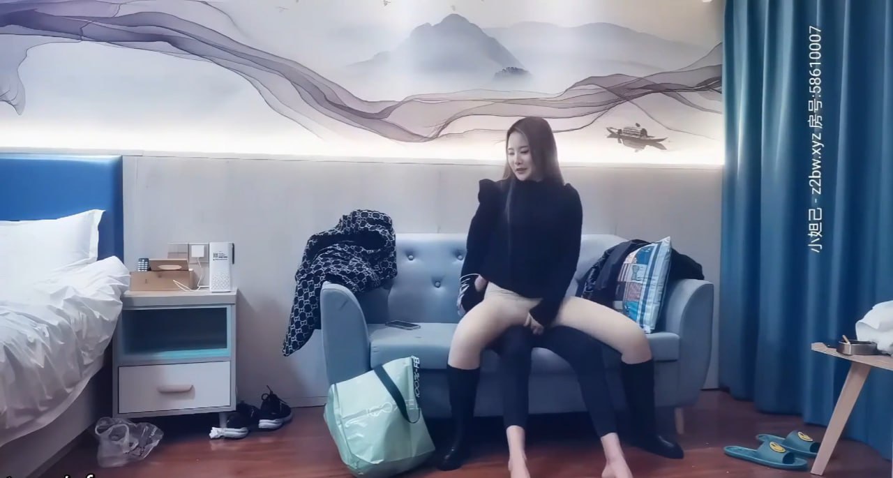 深夜场约了个黑裙性长腿妹子啪啪，如此美丽动人，要让她穿上情趣装口交拨开内裤上位骑坐猛操