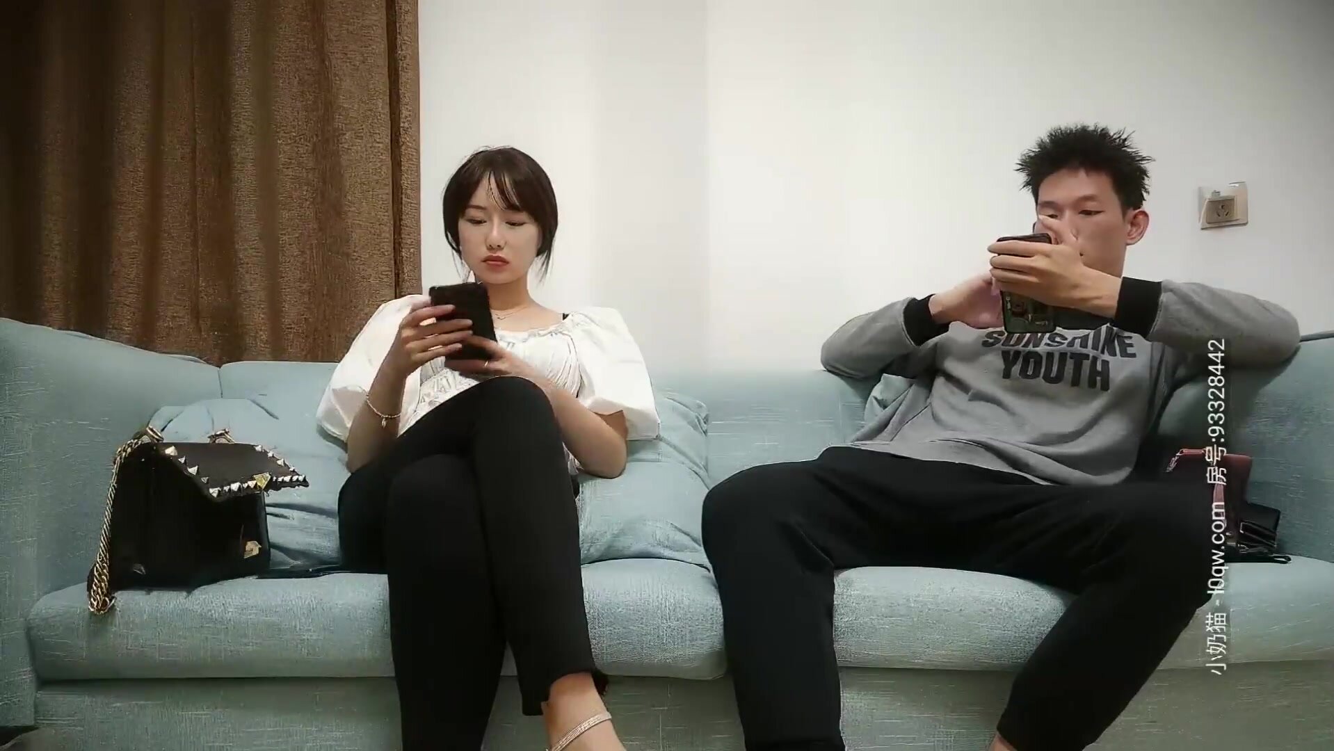约了个长相甜美妹子啪啪，聊聊她就放开了，近距离拍摄口交摸逼骑乘大力猛操