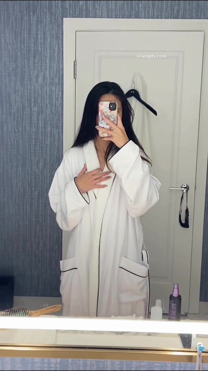 反差女神『八月未央』被大屌猛男疯狂抽插，小狗只配被打桩大鸡巴塞满小母狗的骚逼，淫水好多～满手都是2