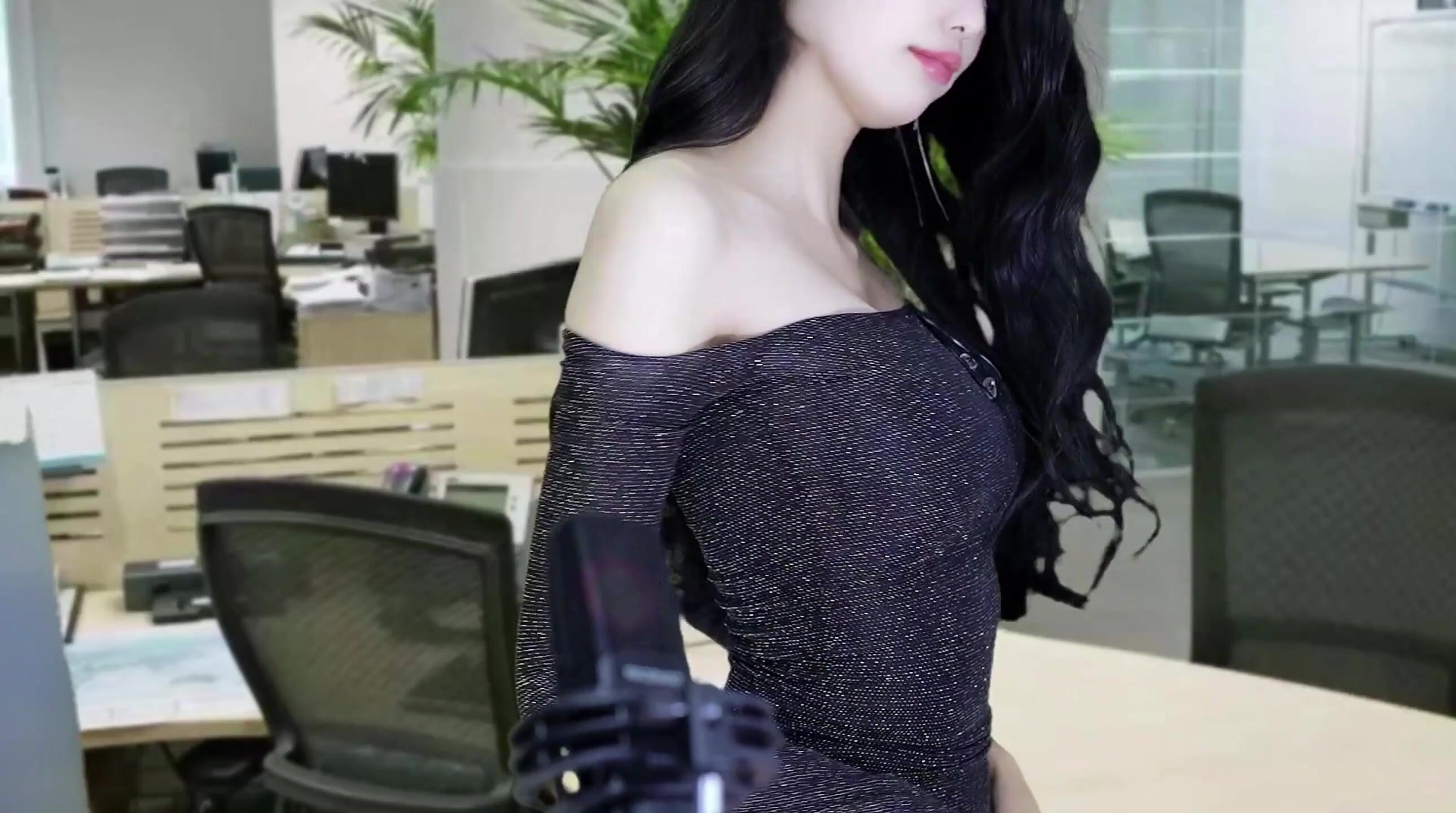 NetEase CC sexy anchor [Bai Yaoyao] stand-up comedy [Bai Secretary's Promotion] 2K original quality, self-directed and self-acted, bold talk, seducing the boss, props masturbation (2)