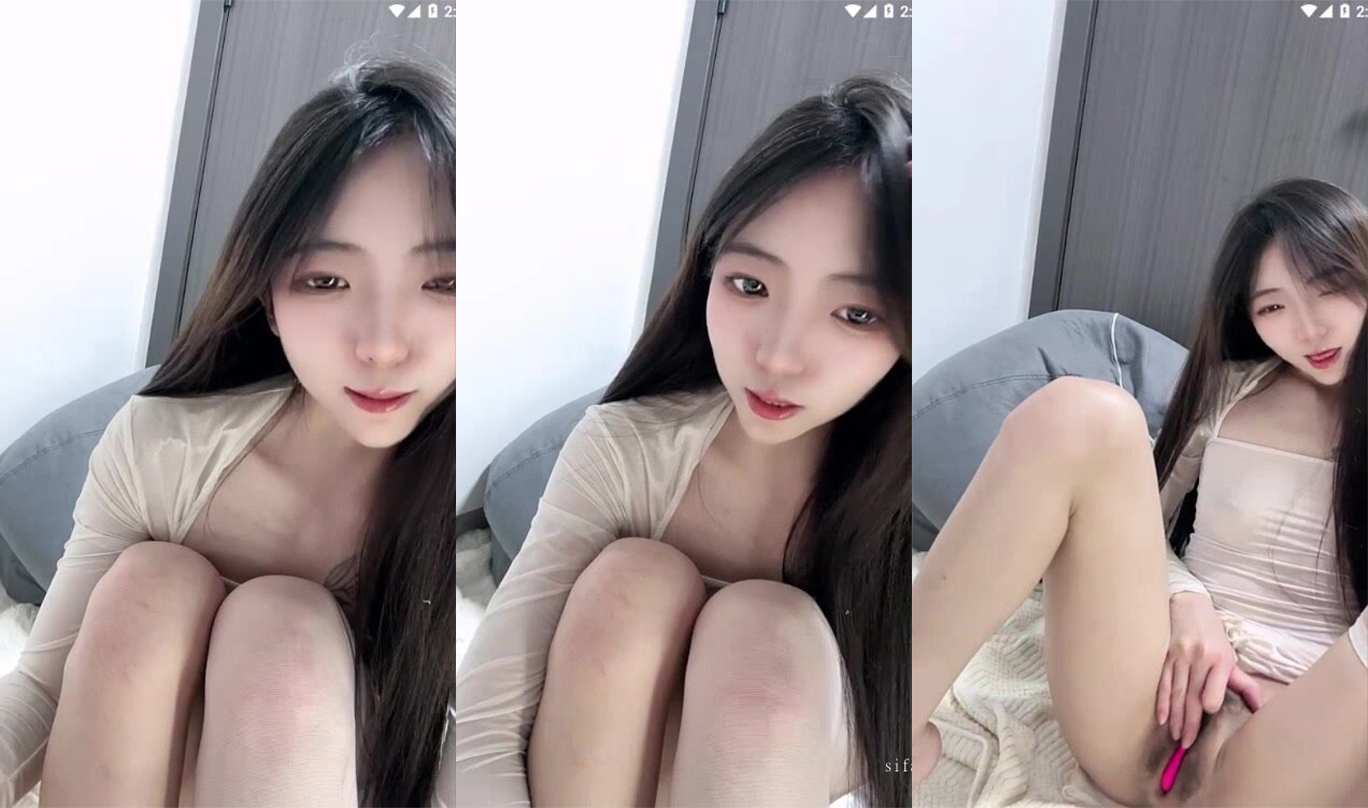 Long legs, tender feet, beautiful little bitch, one-piece black silk see-through outfit, tender feet showing obscene words, kneeling down to masturbate with various props deep into the pussy (3)