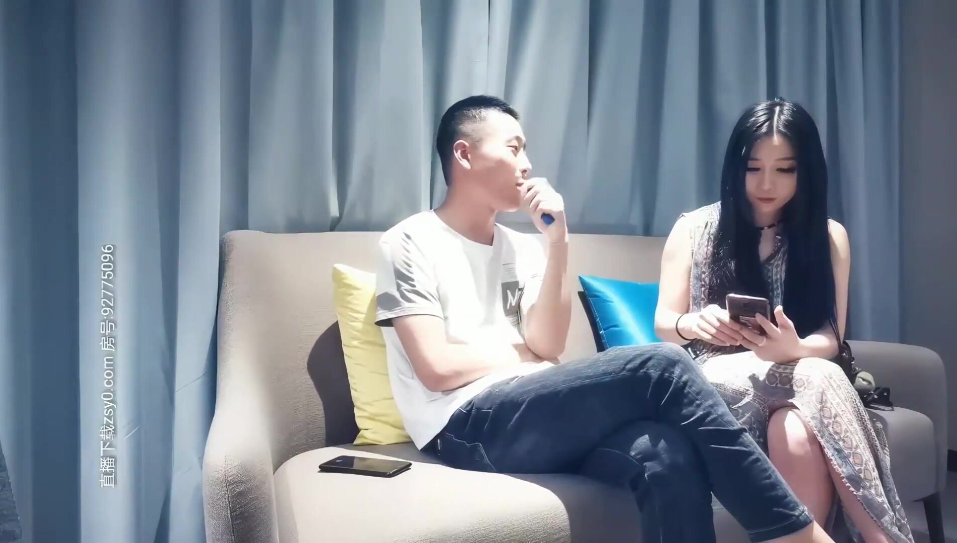 ฉันนัดกับสาวสวยกระโปรงยาวคนหนึ่ง เธอขี่หลังฉันและจับฉันไว้ สอดใส่และครางอย่างเย้ายวน