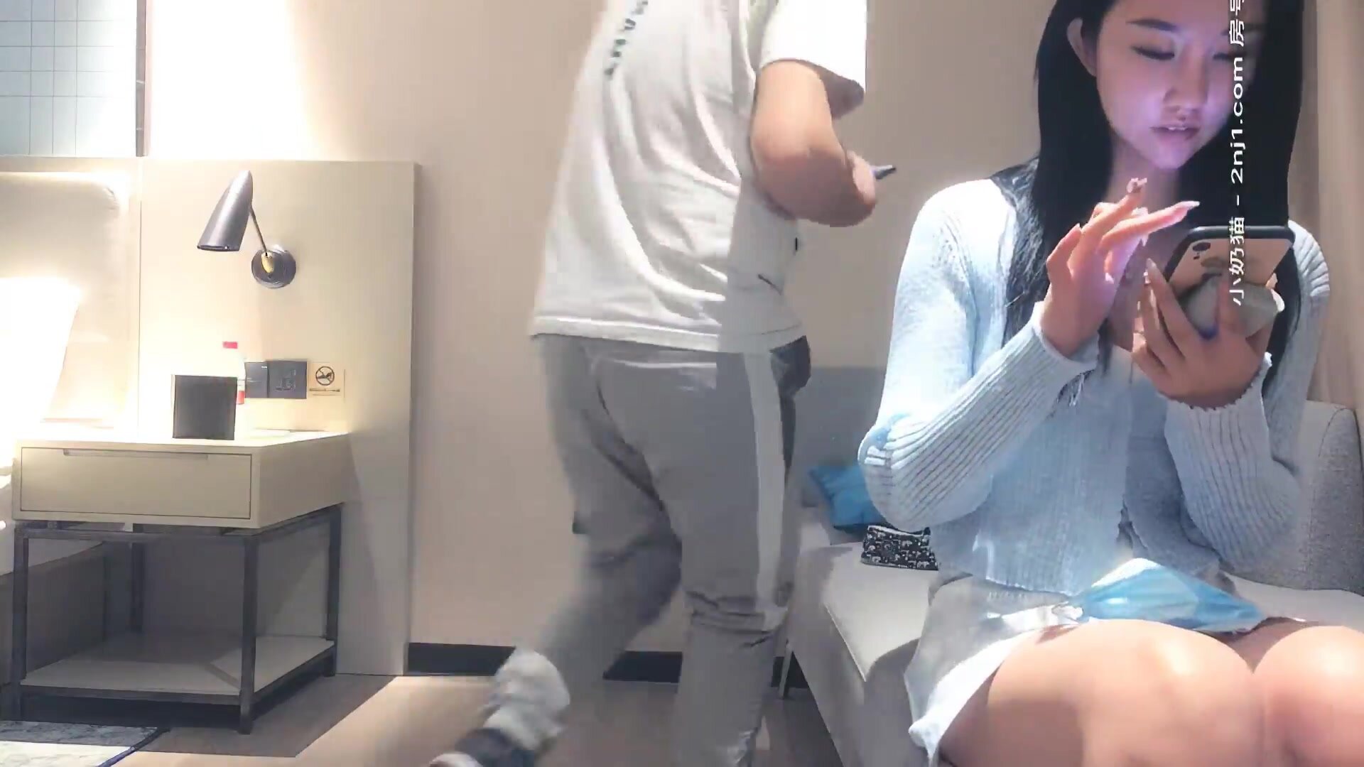 约操高颜值外围小姐姐，极品美女，翘臀美乳肤白如玉，沙发啪啪角度完美