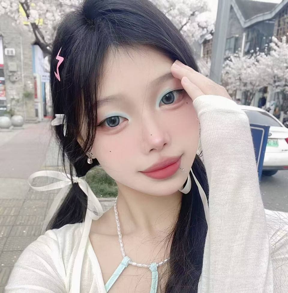 Cô gái tinh linh Giang Tây Chu Phương Hà, con đĩ nhỏ bé làm bất cứ điều gì được bảo, sờ vào chỗ kín, xoa ngực, và sau một hồi huấn luyện, cô gái lạnh lùng thực sự bắt đầu thích thú!