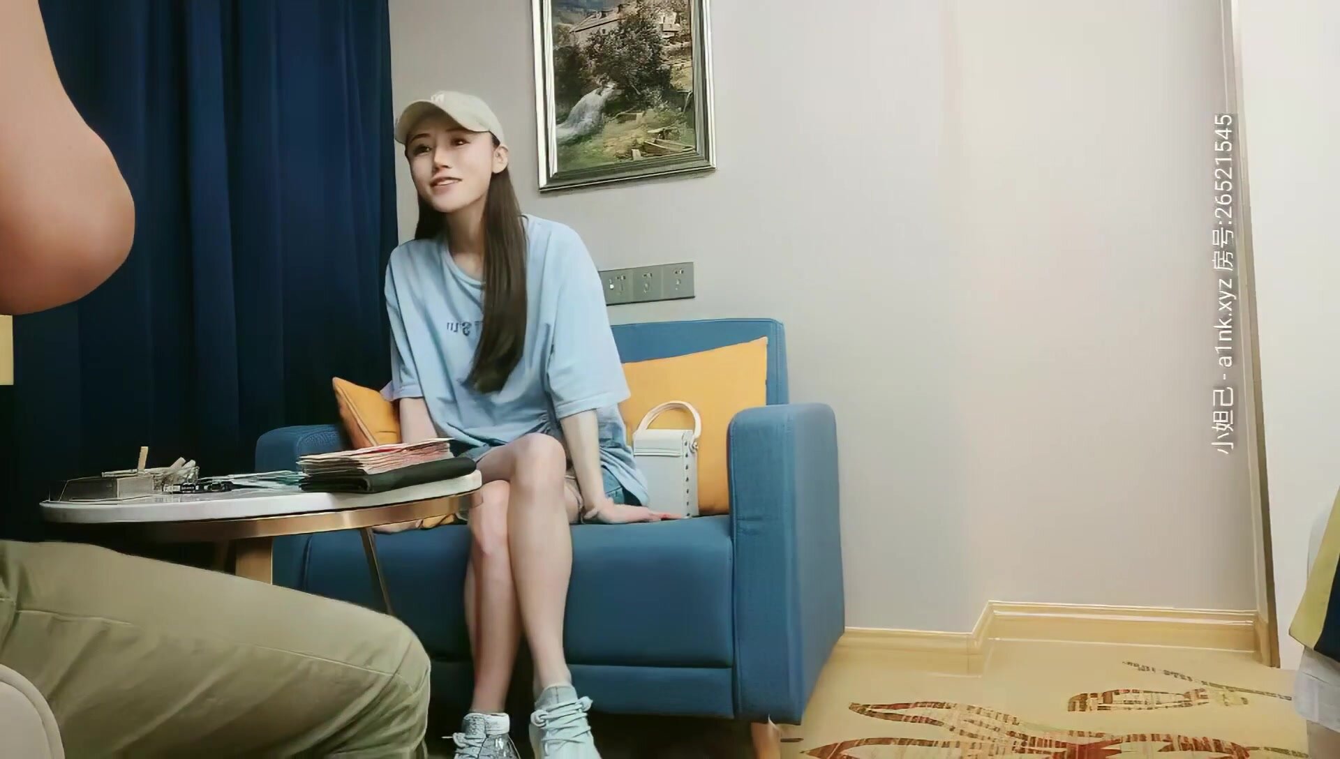 คืนนี้คุณเฉินลองชวนสาวๆ ไปเป็นกลุ่มใหญ่ สาวใส่หมวกขายาวกรี๊ด เขาคิดว่าผู้หญิงคนนั้นเป็นของปลอมจึงปล่อยเธอไป