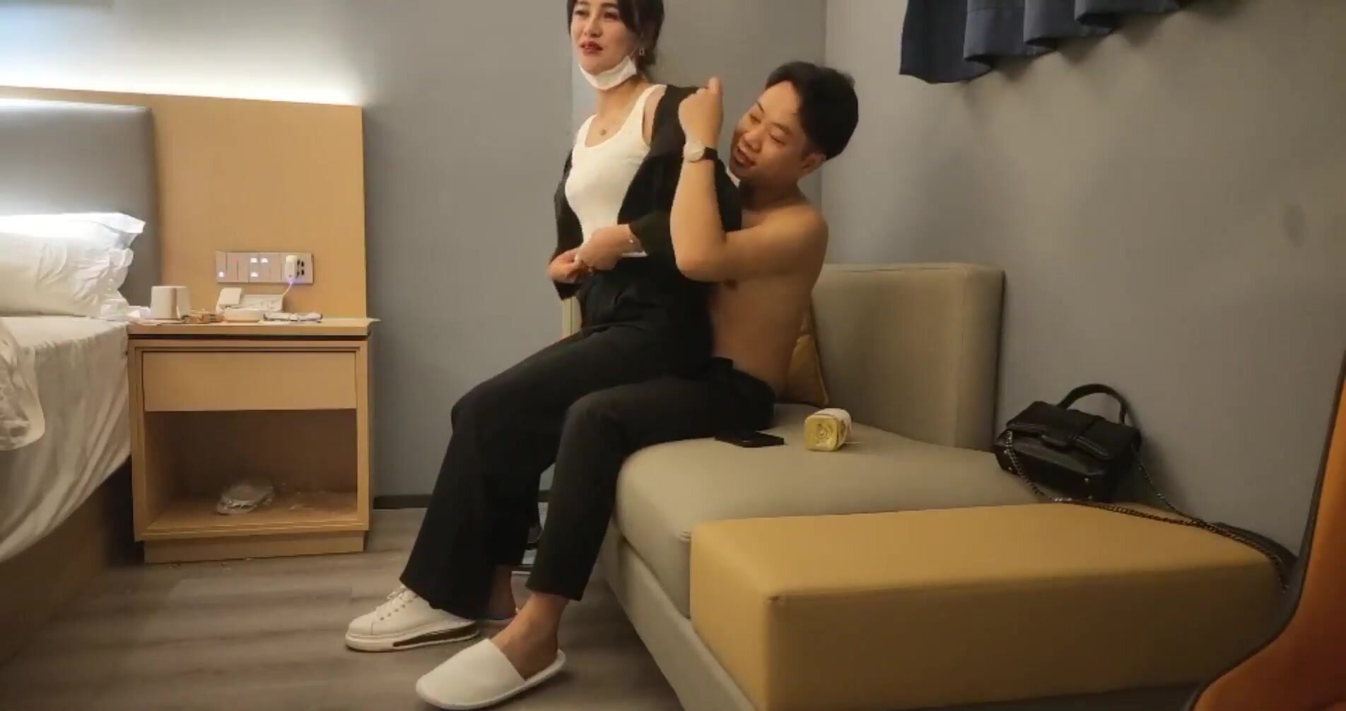 Pretty girl, 3P passion with two men, one licks the pussy and the other plugs the mouth, holding the waist and entering the back, riding and sitting