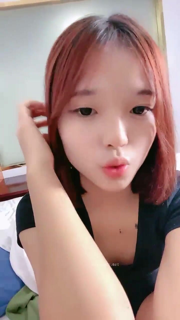 Isang magandang batang babae na may kulay-rosas na puki at kalat-kalat na buhok sa pubis ay binastos nang walang condom at sumisigaw ng malaswa (10)