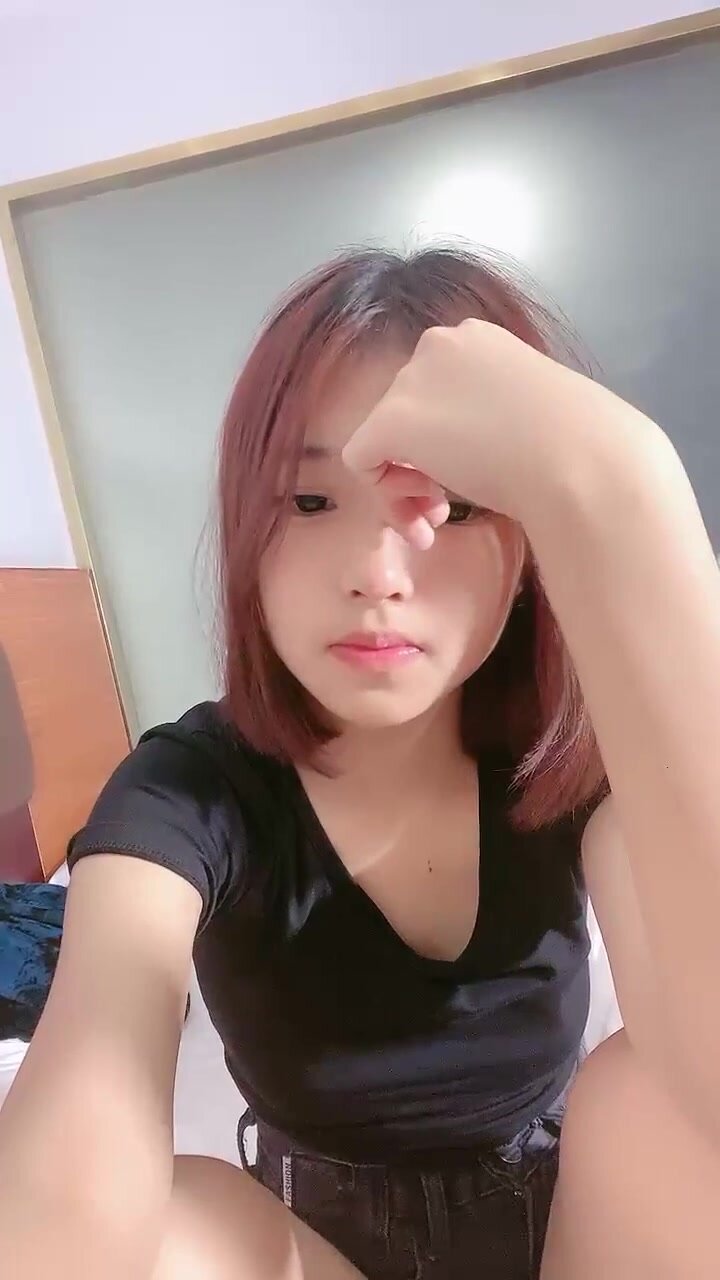 Seorang gadis muda yang cantik dengan faraj merah jambu dan rambut kemaluan yang jarang disetubuhi tanpa kondom dan menjerit kesat (3)