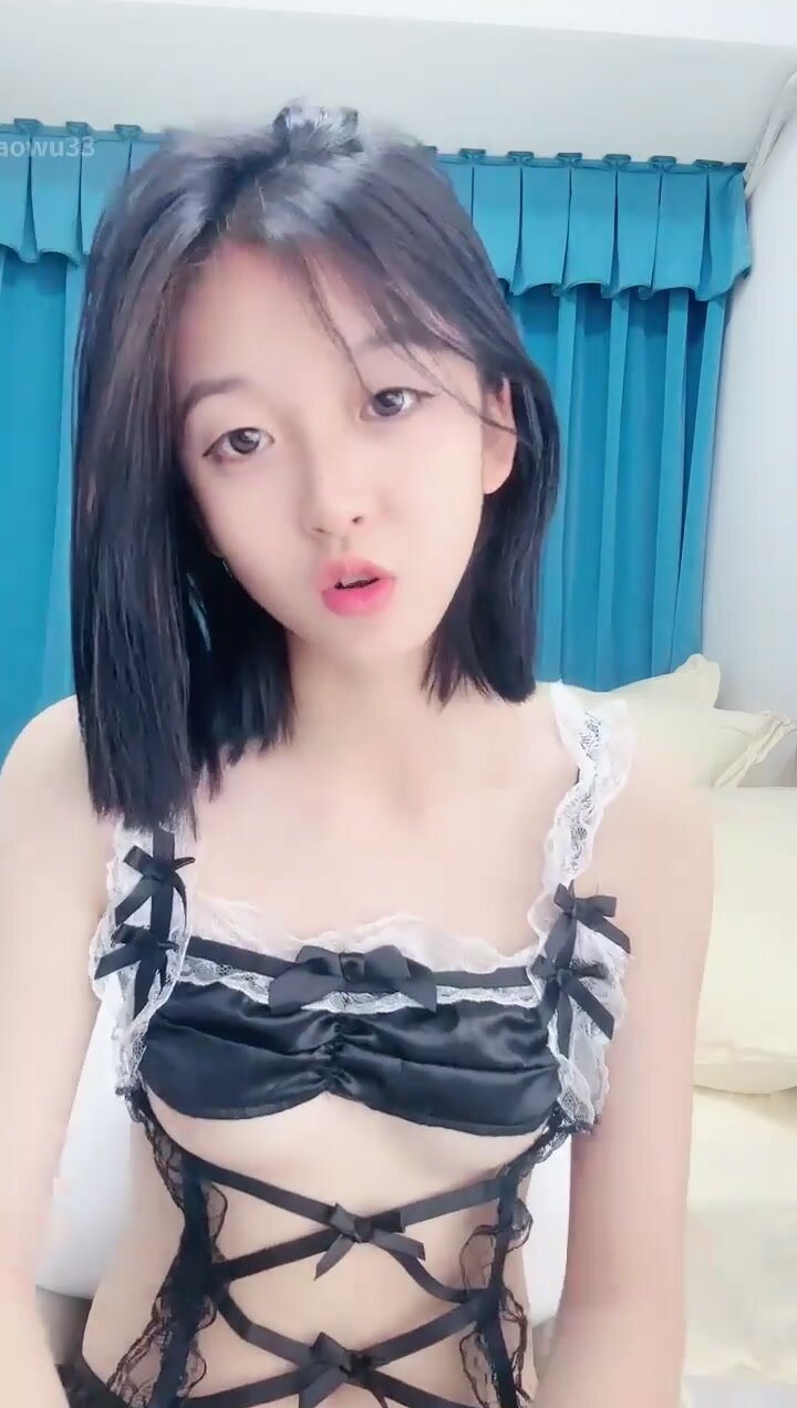 สาวสวยโรงเรียนสีชมพูสุดเซ็กซี่คนใหม่ หยวนหยวน เจาะลิ้นเป่า เพิ่งลงทะเลมาและคุกเข่าบนโถส้วมเพื่อโดนเย็ด การฝึกใช้อุปกรณ์ประกอบฉาก การดันหน้าอก เจาะลิ้นเป่าปากเล็กเซ็กซี่ ระเบิดท่าต่างๆ (16)