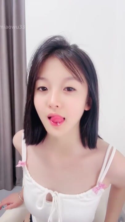 สาวสวยโรงเรียนสีชมพูสุดเซ็กซี่คนใหม่ หยวนหยวน เจาะลิ้นเป่า เพิ่งลงทะเลมาและคุกเข่าบนโถส้วมเพื่อโดนเย็ด การฝึกใช้อุปกรณ์ประกอบฉาก การดันหน้าอก เจาะลิ้นเป่าปากเล็กเซ็กซี่ ระเบิดท่าต่างๆ (20)