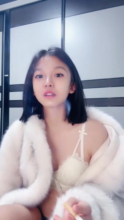 Bagong anchor super pink school beauty anchor Yuanyuan tongue stud blowjob kakapasok lang sa dagat at lumuhod sa inidoro para ma-fucked, props training, breast push, tongue stud maliit na bibig sexy blowjob, iba't ibang posture na pagsabog (34)