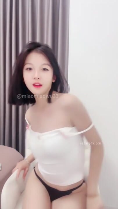 New anchor super pink school beauty anchor Yuanyuan tongue piercing blowjob baru sahaja masuk ke laut dan melutut di atas tandas untuk disetubuhi, props training, breast push, tongue piercing small mouth seksi blowjob, pelbagai postur letupan (54)