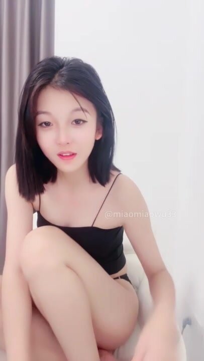 สาวสวยโรงเรียนสีชมพูสุดเซ็กซี่คนใหม่ หยวนหยวน เจาะลิ้นเป่า เพิ่งลงทะเลมาและคุกเข่าบนโถส้วมเพื่อโดนเย็ด การฝึกใช้อุปกรณ์ประกอบฉาก การดันหน้าอก เจาะลิ้นเป่าปากเล็กเซ็กซี่ ระเบิดท่าต่างๆ (55)