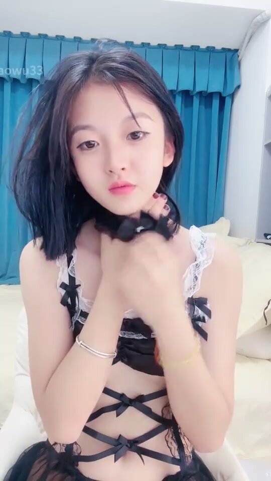 新人主播超级粉嫩的校花级主播源源舌钉口交刚下海就跪在马桶上被操，道具调教，胸推，舌钉小嘴性感口交，各种姿势爆操(7)