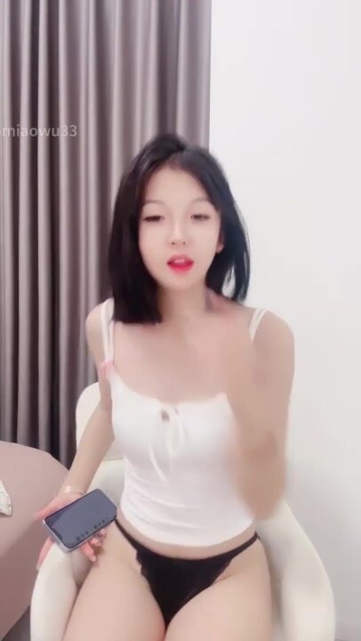 สาวสวยโรงเรียนสีชมพูสุดเซ็กซี่คนใหม่ หยวนหยวน เจาะลิ้นเป่า เพิ่งลงทะเลมาและคุกเข่าบนโถส้วมเพื่อโดนเย็ด การฝึกใช้อุปกรณ์ประกอบฉาก การดันหน้าอก เจาะลิ้นเป่าปากเล็กเซ็กซี่ ระเบิดท่าต่างๆ (78)