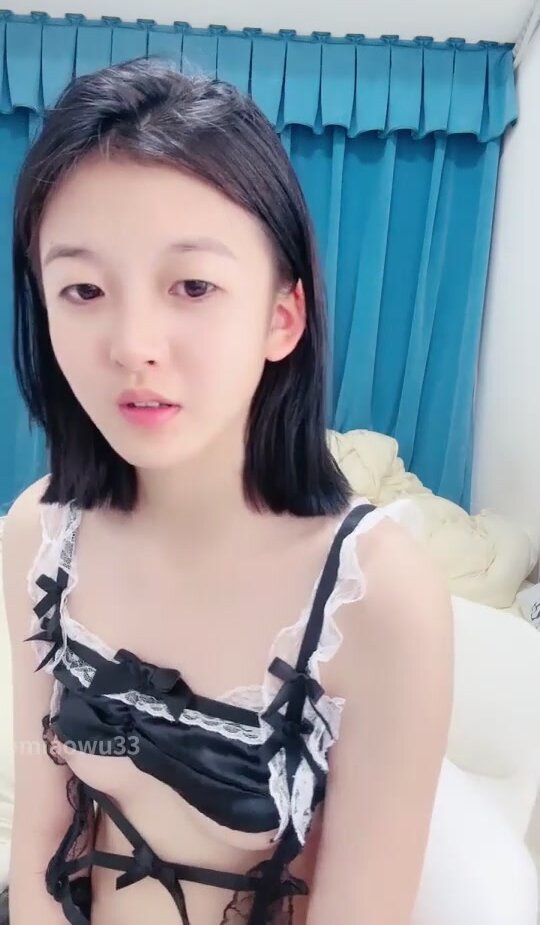 Bagong anchor super pink school beauty anchor Yuanyuan tongue stud blowjob kakapasok lang sa dagat at lumuhod sa toilet para ma-fucked, props training, breast push, tongue stud maliit na bibig sexy blowjob, iba't ibang posture na pagsabog (9)