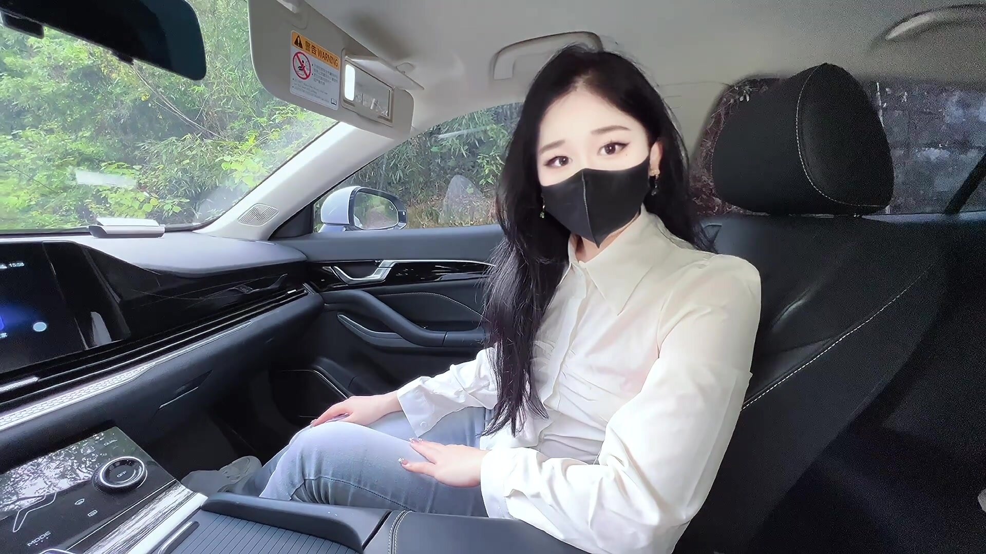 【車内射精】可愛い男の子❤️同僚の妻を車内で野外セックスに連れて行き、赤い縁のスリングと黒いシルクストッキングを身につけ、とても面白く、白くて柔らかいオマンコを犯して中に射精する